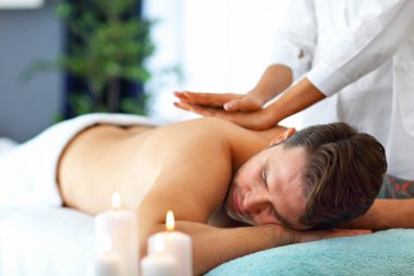 masaj spa salonu içinde sahip yakışıklı bir adam