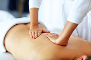 masaj spa salonu içinde sahip yakışıklı bir adam
