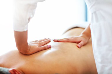 masaj spa salonu içinde sahip yakışıklı bir adam