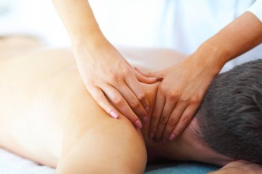 masaj spa salonu içinde sahip yakışıklı bir adam