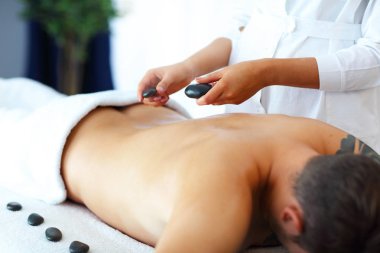 masaj spa salonu içinde sahip yakışıklı bir adam