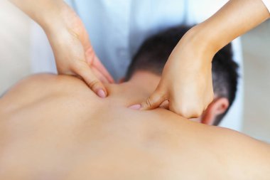 masaj spa salonu içinde sahip yakışıklı bir adam
