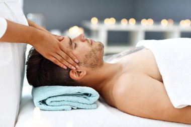 masaj spa salonu içinde sahip yakışıklı bir adam