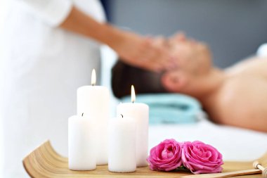 masaj spa salonu içinde sahip yakışıklı bir adam