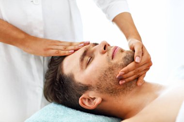 masaj spa salonu içinde sahip yakışıklı bir adam