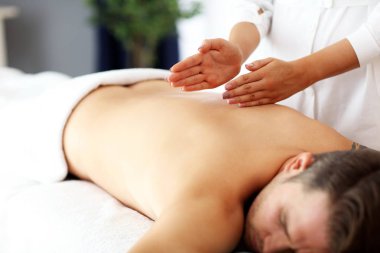 masaj spa salonu içinde sahip yakışıklı bir adam