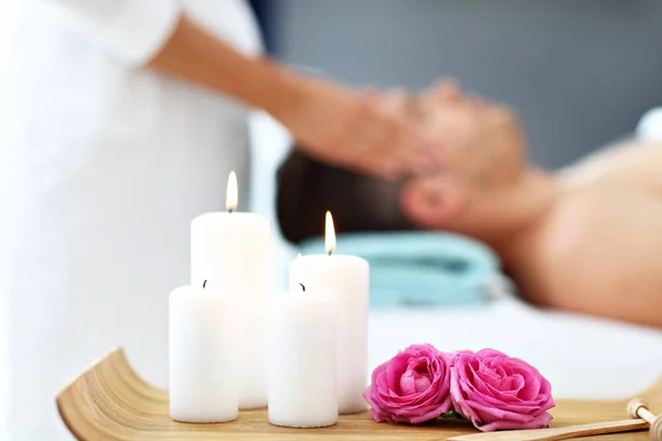 Masaj spa salonu içinde sahip yakışıklı bir adam — Stok fotoğraf