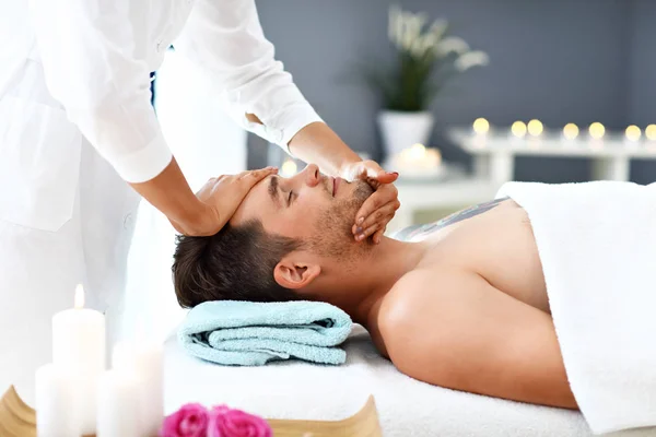 Schöner Mann mit Massage im Wellness-Salon — Stockfoto