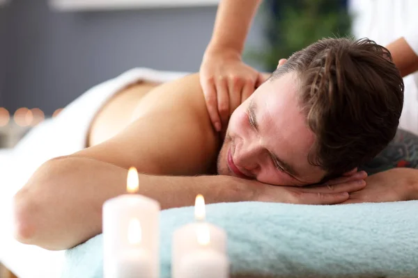 Pohledný muž s masáží v salonu spa — Stockfoto