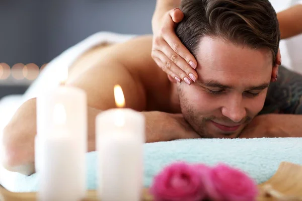 Schöner Mann mit Massage im Wellness-Salon — Stockfoto