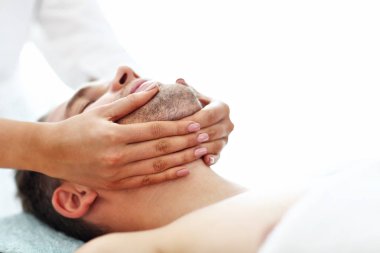 masaj spa salonu içinde sahip yakışıklı bir adam