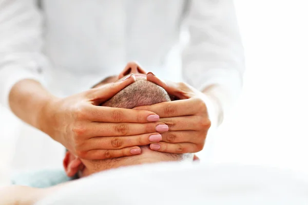 Bonito homem fazendo massagem no salão de spa — Fotografia de Stock