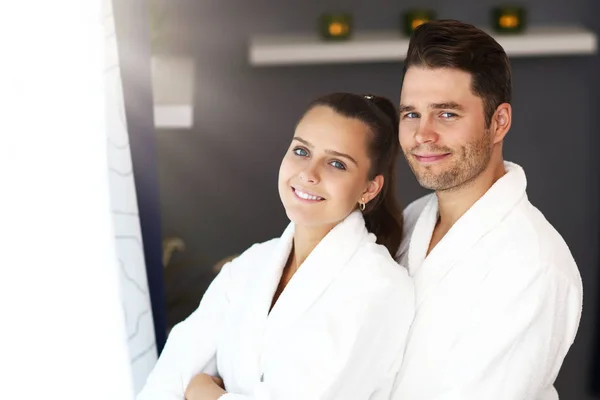 Pasangan dewasa yang bahagia bersantai di salon spa — Stok Foto