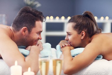 Yetişkin mutlu çift rahatlatıcı spa salonda