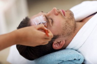 Yakışıklı adam yüz spa salonu sahip