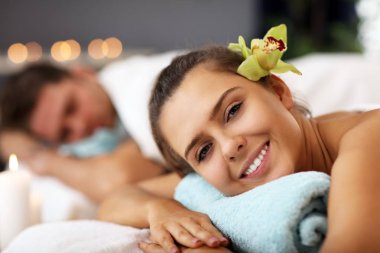 Yetişkin mutlu çift rahatlatıcı spa salonda