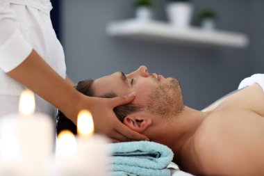 masaj spa salonu içinde sahip yakışıklı bir adam