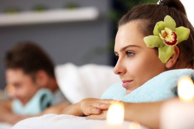 Yetişkin mutlu çift rahatlatıcı spa salonda