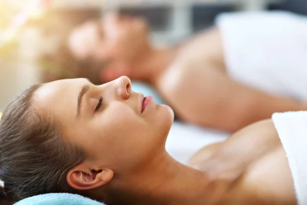 Pro dospělé šťastnému páru relaxaci ve spa salonu — Stock fotografie
