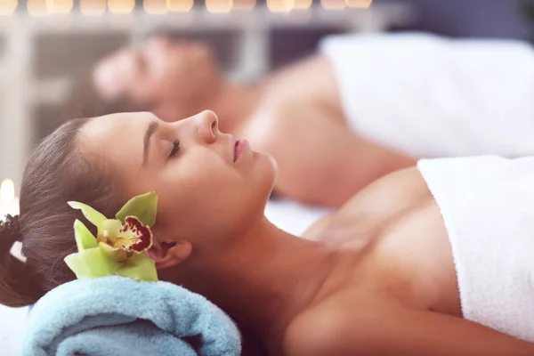 Volwassen gelukkige paar ontspannen in de spa salon — Stockfoto