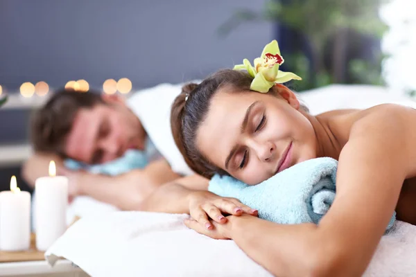 Dla dorosłych szczęśliwa para relaksujący w salonie spa — Zdjęcie stockowe