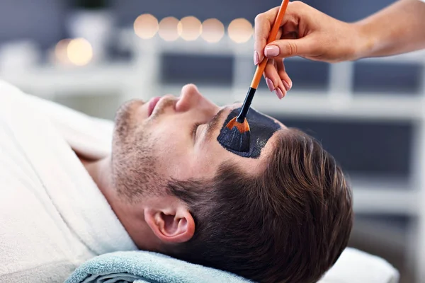 Hombre guapo teniendo facial en el salón de spa —  Fotos de Stock