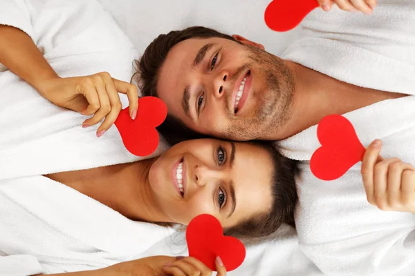 Erwachsenes glückliches Paar entspannt im Wellness-Salon — Stockfoto