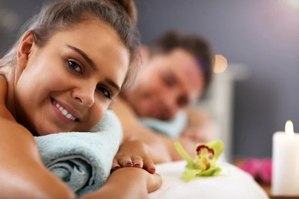 Adult happy couple relaxing in spa salon — Stock Photo, Image