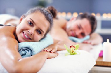 Yetişkin mutlu çift rahatlatıcı spa salonda