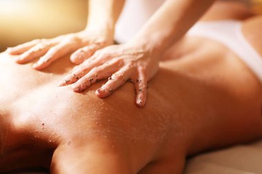 Spa salonunda soyma sahip mutlu kadın