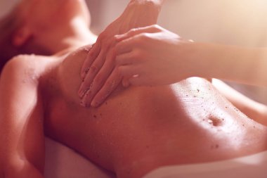 Spa salonunda soyma sahip mutlu kadın