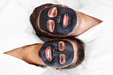 Spa salonunda yüz sahip mutlu çift