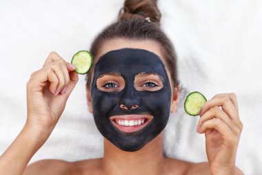 Spa salonunda yüz sahip mutlu kadın