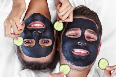Spa salonunda yüz sahip mutlu çift