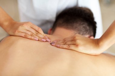 masaj spa salonu içinde sahip yakışıklı bir adam