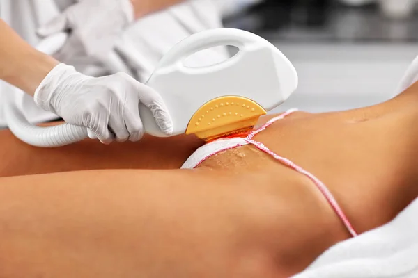 Kosmetyczka dając Depilacja Laser leczenie do kobieta na bikini — Zdjęcie stockowe