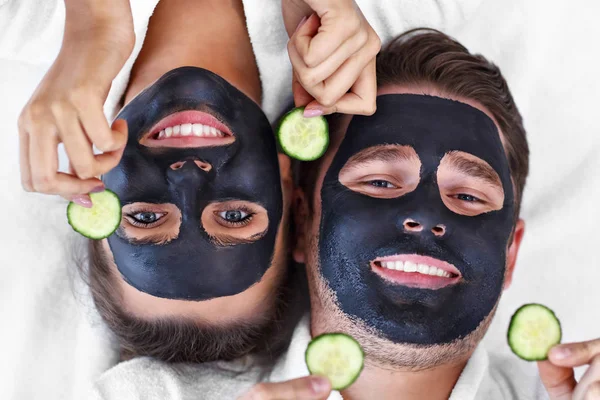 Casal feliz ter facial no salão de spa — Fotografia de Stock