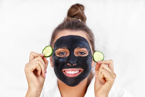Happy woman having facial in spa salon — Stock Photo, Image