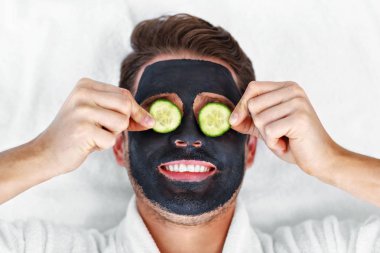 Yakışıklı adam yüz spa salonu sahip