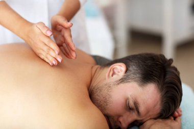 masaj spa salonu içinde sahip yakışıklı bir adam