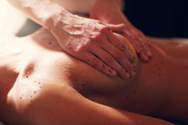 Spa salonunda soyma sahip mutlu kadın
