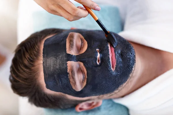 Schöner Mann mit Gesichtsbehandlung im Wellness-Salon — Stockfoto