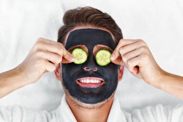 Schöner Mann mit Gesichtsbehandlung im Wellness-Salon — Stockfoto
