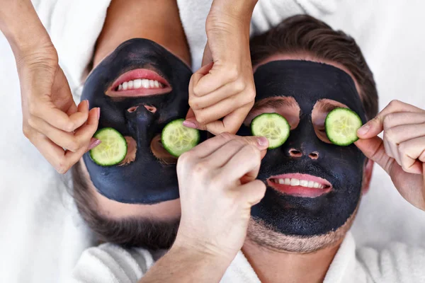 Szczęśliwy para mający twarzowy w spa salon — Zdjęcie stockowe