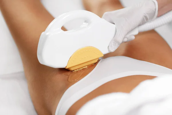 Kosmetyczka dając Depilacja Laser leczenie do kobieta na bikini — Zdjęcie stockowe