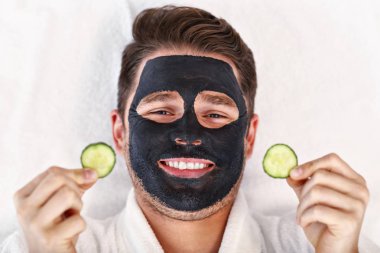 Yakışıklı adam yüz spa salonu sahip