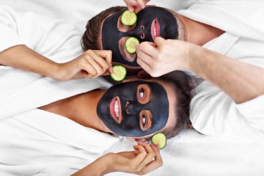 Spa salonunda yüz sahip mutlu çift