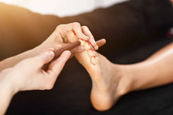 Mujer recibiendo un masaje de pies tailandés en el spa de salud — Foto de Stock