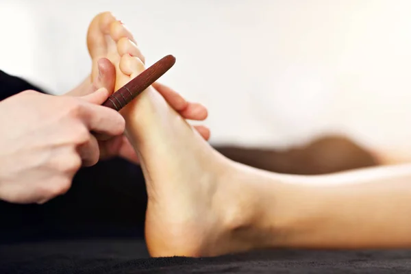 Woman receiving a thai foot massage at the health spa — Stock Photo, Image