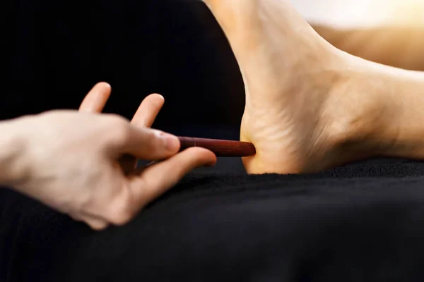 Mujer recibiendo un masaje de pies tailandés en el spa de salud — Foto de Stock